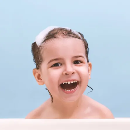 صورة طفل في الحمام