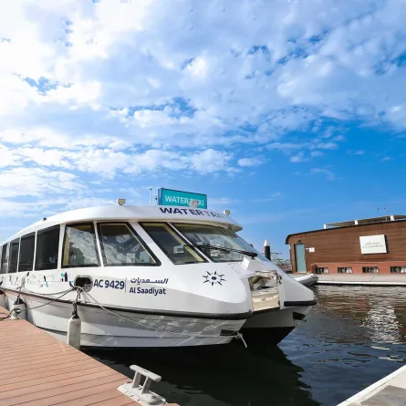 منصة إلكترونية لحجز تذاكر التاكسي المائي والعبارات. الصورة من "وام"