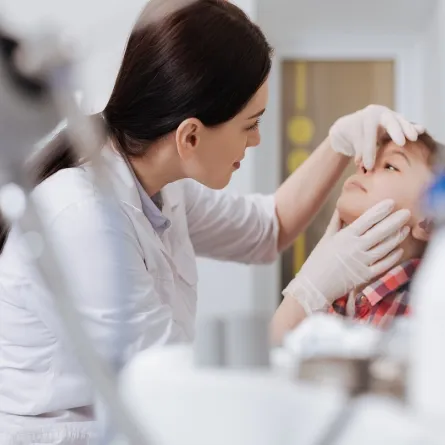صورة لطبيبة تفحص طفلة