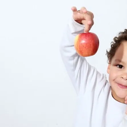 صورة لطفل يهتم بتناول التفاح