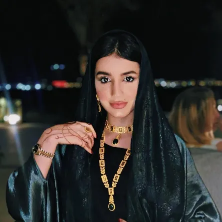 خولة المراغي بطقم من الذهب الأصفر مرصوف بالملكيت- الصورة من حسابها الرسمي على إنستغرام