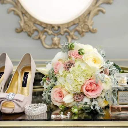 زهور ملونة في تنسيق "بوكيه" العروس