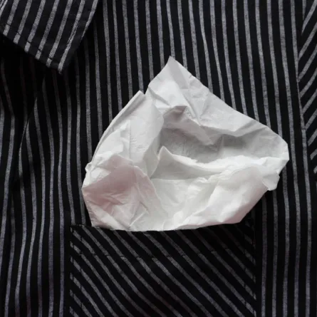 إزالة بقايا المناديل الملتصقة بالملابس