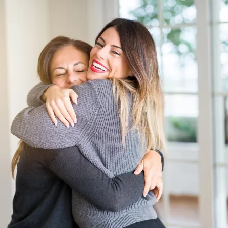 كم حضناً يحتاجه الإنسان في اليوم؟ (المصدر: Adobe.Stock)