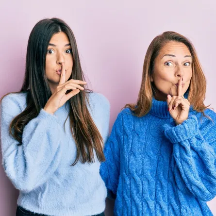 صورة تعبيرية عن علاقة طيبة تربط الأم بطفلتها