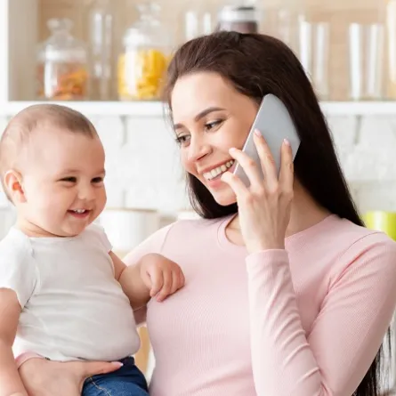 صورة لأم تستجيب لنداء طفلها