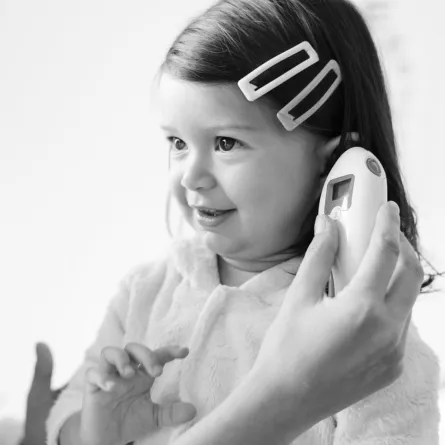 صورة لطفلة تخضع لفحص أذنها