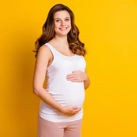 صورة لحامل فرحة بحملها