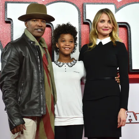  Jamie Foxx (L), Quvenzhane Wallis (C) and Cameron Diaz (R) pose for pictures during a photocall for the film "Annie" in central London on December 16, 2014. AFP PHOTO / BEN STANSALL BEN STANSALL / AFP