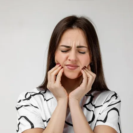 صورة لامرأة تشعر بألم الأسنان