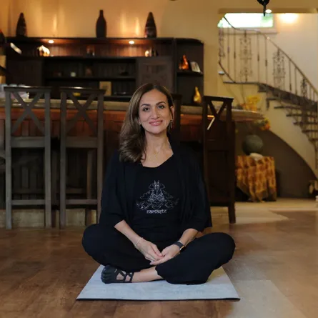 تمارين يوغا على الكرسي لعلاج عرق النسا