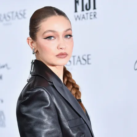 تهتم جيجي حديد بصحة بشرتها- مصدر الصورة: ANGELA WEISS / AFP