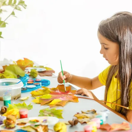 صورة لطفلة منشغلة بصنع هدية مبتكرة