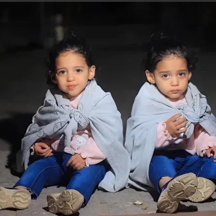 التوأمان فرح وفريدة من كواليس التصوير - الصورة من حساب والدة فريدة على الفيس بوك