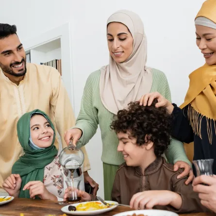 صورة لعائلة مسلمة تبتهج مع قرب العيد
