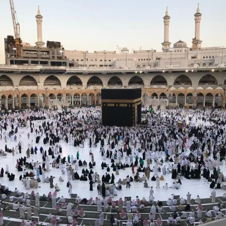 تفعيل مبادرة "إرشاد" في المسجد الحرام. الصورة من موقع unsplash