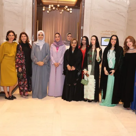 لينا الحوراني - مي الرفيعي - شريهان مشاري - شهيرة مشاري - شذى خليل - نائلة الخاجة - هدى العيثان - عائشة الطنيجي - سعاد الشامسي - لمى الشثري -  جوليا كالكاري - غنى أرناؤوط