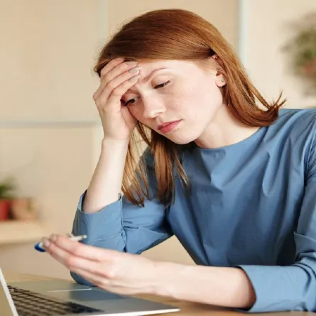 الصداع والحمى أحد أعراض التهاب الشعب الهوائية (المصدر: pexels)