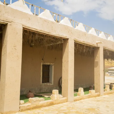 البيت الشعبي القديم المصنوع من الطين