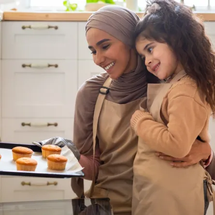 صورة لأم تعد حلويات العيد مع طفلتها