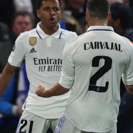 مهاجم ريال مدريد الإسباني الدولي البرازيلي رودريغو يحتفل مع زميله داني كارفاخال