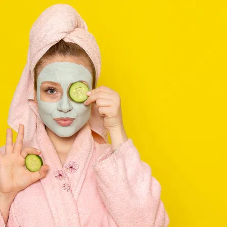 ماسك الخيار يساعد على التخلص من الهالات السوداء -مصدر الصورة: موقع freepik