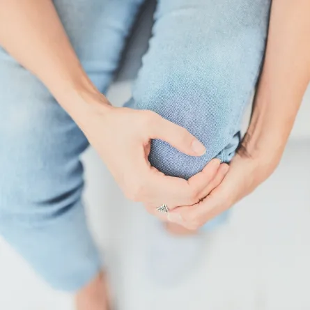 صورة لامرأة تشعر بألم بالركبة