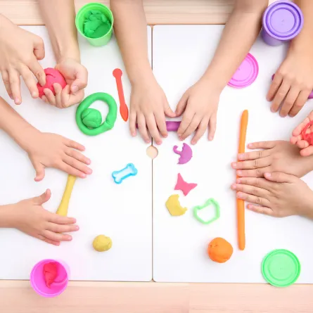 صورة لأطفال يلهون بالصلصال