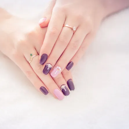 رسومات أظافر غير تقليدية لعروس 2023 