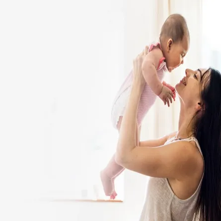 صورة لأم تلعب مع ابنتها