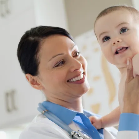 صورة لطبيبة ورضيع صغير