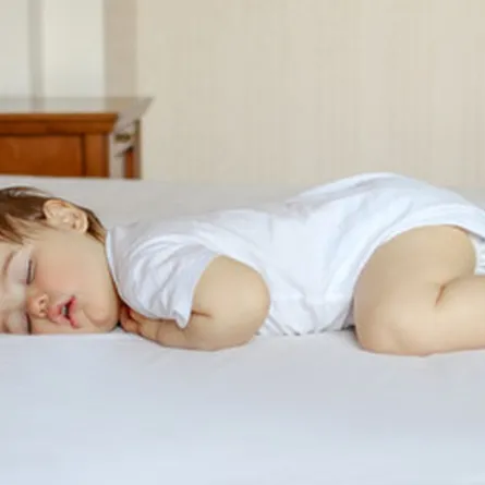صورة لطفل ينام على بطنه