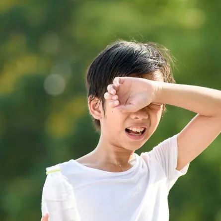 صورة لطفل يتعرض لأشعة شمس حارقة