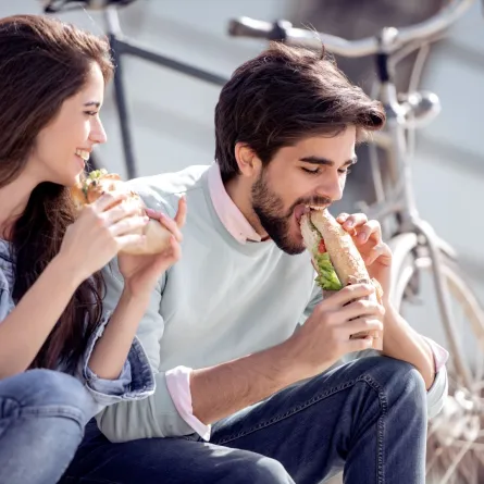 خطيبان في مشوار