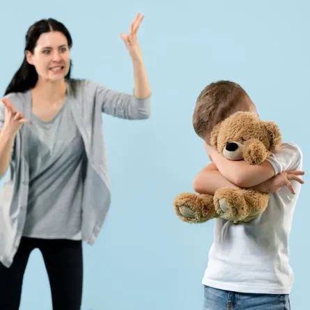 صورة أم توبخ طفلها