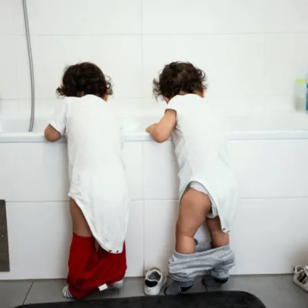 صورة لتوأم في الحمام