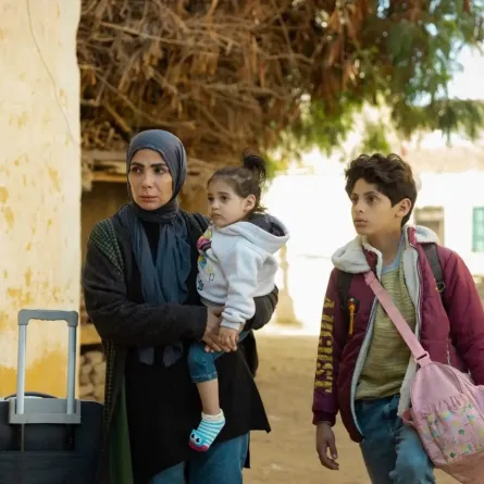 منى زكي وعمر شريف والطفلة فرح من كواليس التصوير - الصورة من حساب عمر شريف على انستغرام