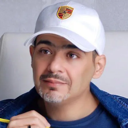 المصمم أيمن الرابغي: المبدع هو مَن يفاجئ الواقع