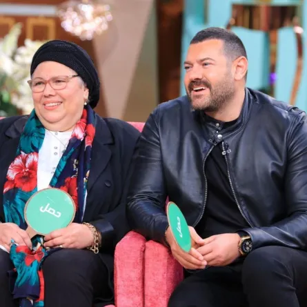 عمرو يوسف برفقة والدته - الصورة من صفحته الرسمية على الفيس بوك