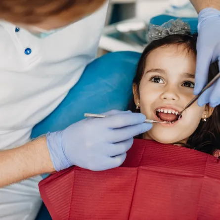 صورة لطفلة داخل عيادة الأسنان