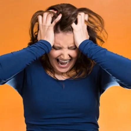 صورة لأم تصرخ بسبب أطفالها