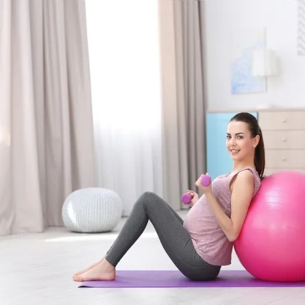 صورة لامرأة حامل تمارس الرياضة