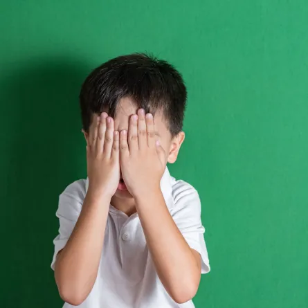 صورة طفل خجول