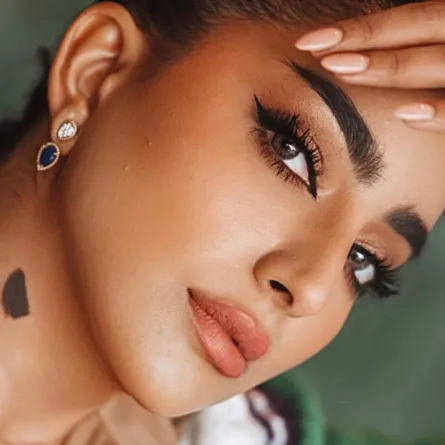  بثينة الرئيسي بأقراط بوشرون - الصورة من حسابها على الانستغرام