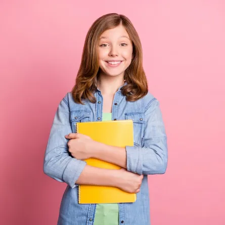 صورة لطفلة تستعد للمراجعة