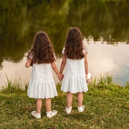 صورة لتوأم بنات