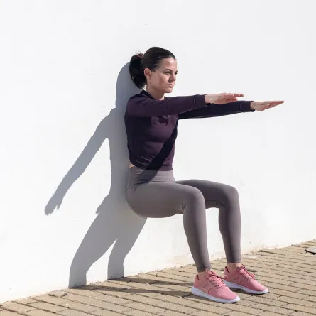 تمارين بيلاتس الحائط لشد عضلات الجسم كافة وتنسيق قوامه