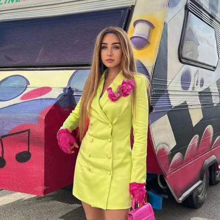 هنا الزاهد بفستان قصير باللون الأصفر - الصورة من حسابها على إنستغرام 