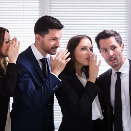 نشر الشائعات والنميمة سلوك غير مهني