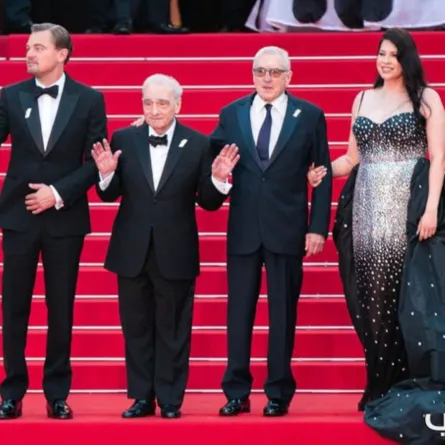 ليوناردو دي كابريو وروبرت دي نيرو والمخرج مارتن سكورسيزي من السجادة الحمراء لعرض  فيلم Killers of the Flower Moon خلال الدورة الـ76 لمهرجان كان السينمائي- الصورة خاصة بـ«سيدتي»- تصوير- يوسف بوهوش